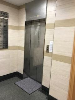 アトム関内ビルのエントランス
