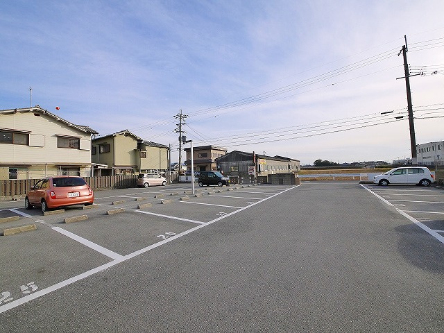 サニーヒロの駐車場|車をお持ちの方に嬉しい駐車場付きの物件です