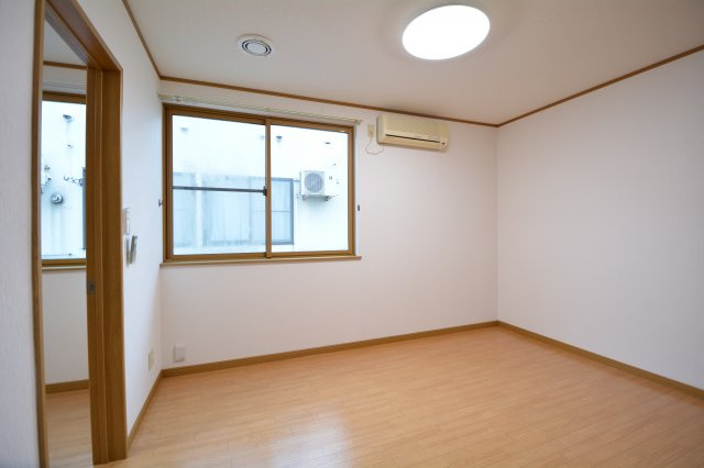 【寝室】 | コーポラスパークタウンB | 使い勝手のいい洋室です　日当たり良好　エアコン