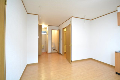 【居間・リビング】 | コーポラスパークタウンB | ゆったり過ごせるリビングです