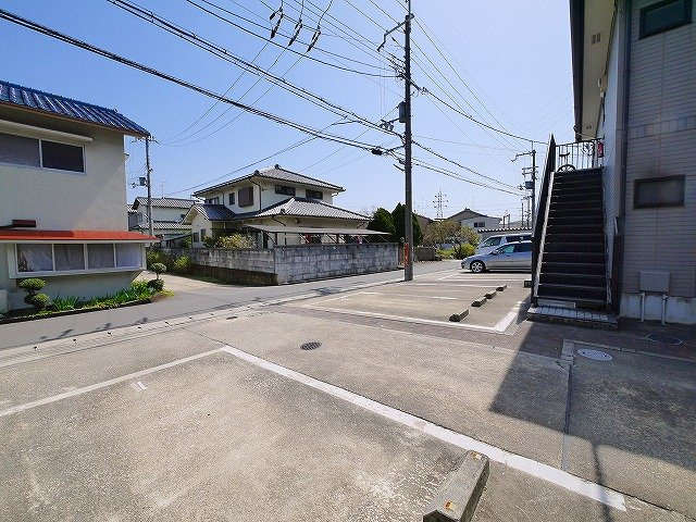 セジュール木津Cの駐車場|車をお持ちの方に嬉しい駐車場付きの物件です