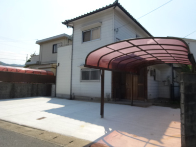 【外観】 | KOMOREBI屋形原 | 嬉しい屋根付き駐車場 全部で３台駐車可能です