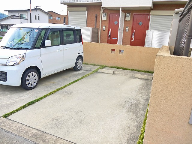 シャーメゾン加茂Bの駐車場