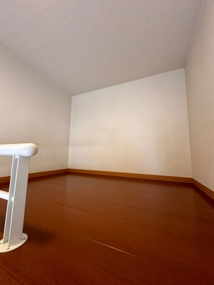 【収納】 | Ｔ・メゾンリビエール | 洋室7.5帖のお部屋にある1.5帖のロフトスペースです！ベッドや収納スペースとしても使えて便利です☆