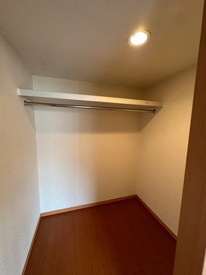 【収納】 | Ｔ・メゾンリビエール | 洋室7.5帖のお部屋にあるウォークインクローゼットです♪たっぷり収納できてお洋服や荷物が多くてもお部屋すっきり☆