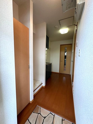 【玄関】 | Ｔ・メゾンリビエール | 玄関から室内への景観です！キッチンの奥に洋室7.5帖のお部屋があります♪