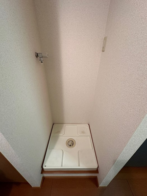 【設備】 | Ｔ・メゾンリビエール | キッチン横にある室内洗濯機置き場です♪防水パンが付いているので万が一の漏水にも安心です！