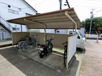【その他共用部分】 | Ｔ・メゾンリビエール | 屋根付きの駐輪場があるので雨が降っても大切な自転車が濡れません☆駅まで自転車もオススメです♪