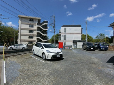 【駐車場】 | Ｔ・メゾンリビエール | いつでも目の届く敷地内に駐車場があります♪お車をお持ちの方におすすめです！