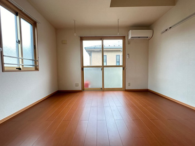 【洋室】 | Ｔ・メゾンリビエール | 南東向き洋室7.5帖☆バルコニーに繋がる角部屋二面採光のお部屋です♪エアコン付きで1年中快適に過ごせますね☆壁にはピクチャーレールがあり、絵などが飾れます！