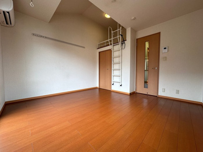 【寝室】 | Ｔ・メゾンリビエール | 南東向き洋室7.5帖☆ロフトとウォークインクローゼットがあります！お洋服の多い方もお部屋が片付いて快適に過ごせますね♪