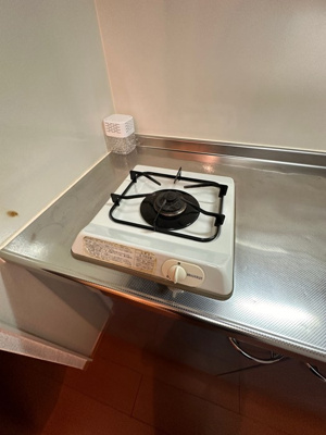 【キッチン】 | Ｔ・メゾンリビエール | 1口ガスコンロ付きのキッチンです！場所を取るお鍋やお皿もすっきり収納できます♪