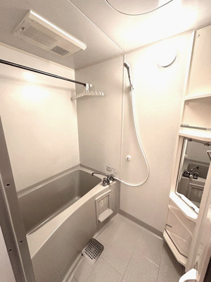 【浴室】 | Ｔ・メゾンリビエール | 浴室暖房乾燥機付きバスルーム♪雨の日のお洗濯にも便利な物干しバー完備です！お風呂に浸かって一日の疲れもすっきりリフレッシュ☆