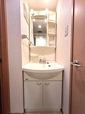 【洗面所】 | Ｔ・メゾンリビエール | 洗髪洗面化粧台で忙しい朝にも寝癖の付いた頭にも優しい☆お化粧するときにも大活躍です♪