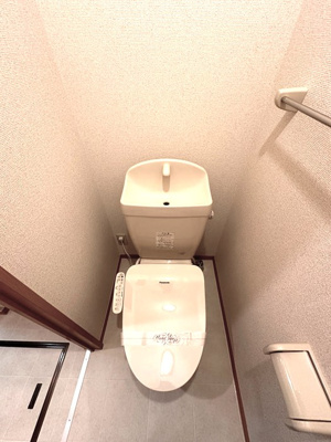 【トイレ】 | Ｔ・メゾンリビエール | トイレは温水洗浄便座付き♪人気のバストイレ別です♪小物を置ける便利な棚やタオルハンガーも付いています♪