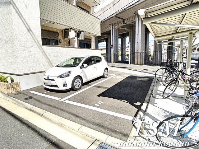 フジパレス寝屋川の駐車場
