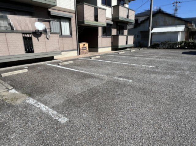 エクセレントの駐車場