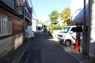 【前面道路含む現地写真】 | 伏見区桃山町大島　新築戸建 | 《平成30年11月24日撮影》近くに公園が多数あり、小学校や保育園まで徒歩6分と小さなお子様のおられるご家庭には安心な立地です。