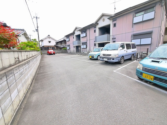 フローレ木津Ｂの駐車場