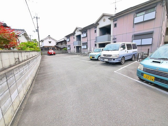 フローレ木津Ｂの駐車場