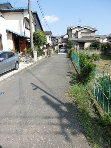 鴻巣市宮前の中古一戸建の前面道路含む現地写真|前面道路の写真です。突き当り左側が物件です。