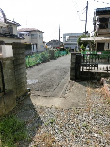 鴻巣市宮前の中古一戸建の駐車場|駐車スペースから前面道路を撮影した写真です。