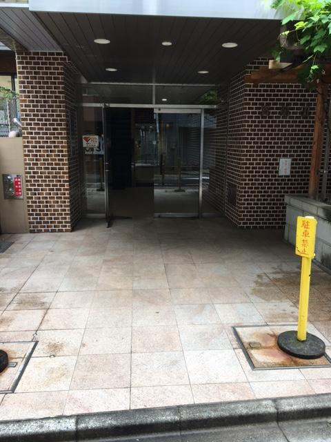 寶５号館ビルのエントランス