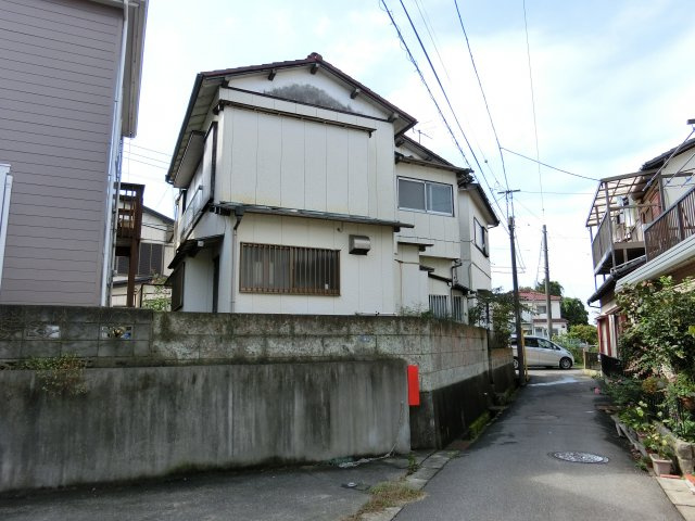 八千代市八千代台東５丁目　売地　建築条件なし　角地の前面道路含む現地写真