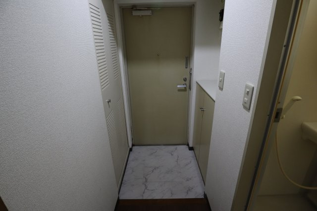 ラーバンＫの玄関|キッチン上部に棚付いています