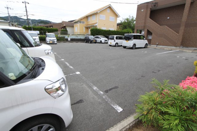 【駐車場】 | パインヒルズⅠ | 車をお持ちの方に嬉しい駐車場付きの物件です