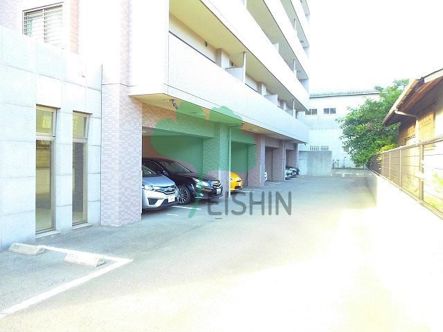 PRIMAVERAの駐車場