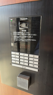 【エントランス】 | 共用エントランスは不審者の侵入を未然に防ぐオートロック付き！防犯対策充実しています◎