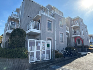 【外観】 | 小田急線「生田」駅まで徒歩9分！「読売ランド前」駅も徒歩圏内の鉄筋コンクリートの3階建てマンションです♪2駅利用可能で通勤通学・お買物にも便利な立地！