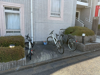 【その他共用部分】 | 敷地内に駐輪場があります！荷物が重いときに自転車があれば助かりますね☆