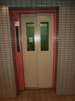 【エントランス】 | 4階までエレベーターでラクラク上がれます♪疲れた時や荷物の多いときにもエレベーターは嬉しい★