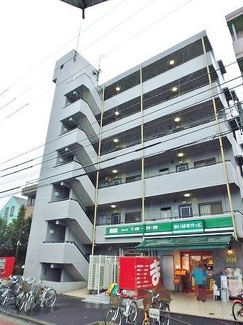 【外観】 | 「川崎」駅にアクセス可能な最寄りバス停徒歩1分！1階にはスーパーがあるので便利♪鉄筋コンクリートの6階建てマンションです☆