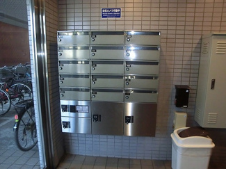 【その他共用部分】 | 共用エントランスには宅配BOXがあるので荷物の受け取りもスムーズに♪再配達の手間がかからないのが魅力♪