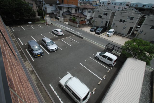 カトレアコートの駐車場