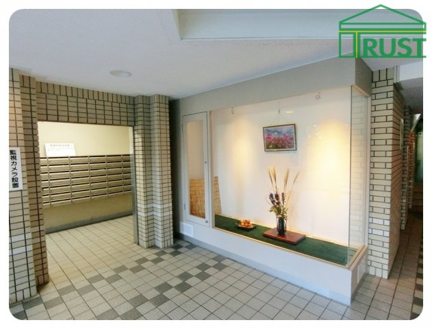 ファミールハイツ明石弐番館　１０階のエントランス|落ち着いたエントランスです