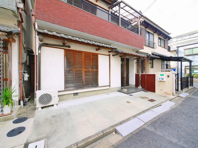 橋本邸の駐車場|敷地内に駐車場が確保されております。