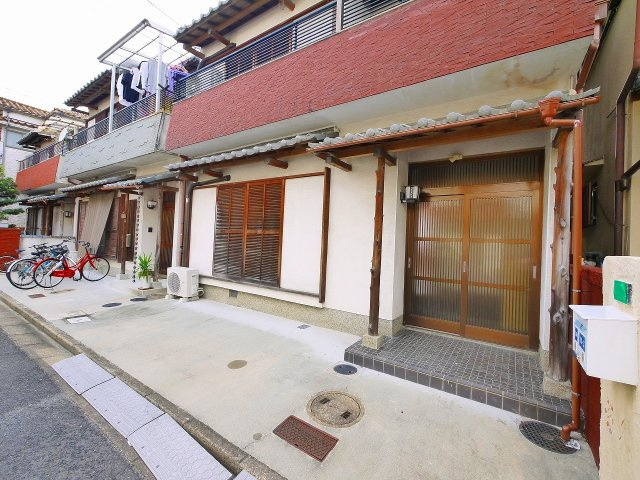 橋本邸の駐車場|敷地内に駐車場が確保されております。