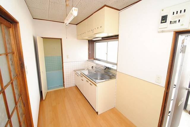 秋山アパートの玄関|内装イメージ：同物件別室