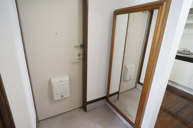 【玄関】 | メゾン・ラ・リヴィエール | ミラーの裏側にシューズボックスがあります。