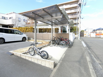 【その他共用部分】 | フォレ・リッシュ | 屋根付きの駐輪場で雨が降っても大切な自転車が濡れなくてすみますね♪駅から自転車もおすすめです！
