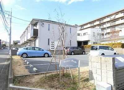 【駐車場】 | フォレ・リッシュ | いつでも目の届く敷地内に駐車場があります♪荷物がかさばりがちなお買物にも、敷地内駐車場があると便利ですよね☆