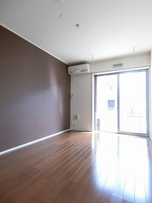 【居間・リビング】 | フォレ・リッシュ | 南向きリビングダイニングキッチン10帖☆テラスに繋がるお部屋です♪エアコン付きで1年中快適に過ごせますね☆オシャレなアクセントクロスが魅力的なお部屋です☆