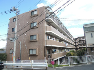 【外観】 | 東急田園都市線「たまプラーザ」駅徒歩16分！「向ヶ丘遊園」駅行のバス停も至近！