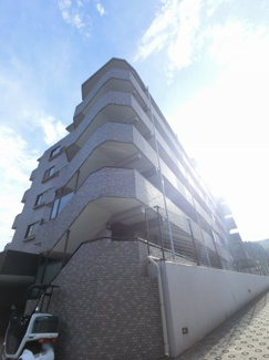 【外観】 | 角部屋・南西向きにつき日照・通風・眺望良好。