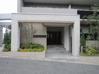 【エントランス】 | パークヒルズ鷺沼 | 東急田園都市線「鷺沼」駅徒歩13分、「宮前平」駅徒歩14分の2駅利用可能と好立地！