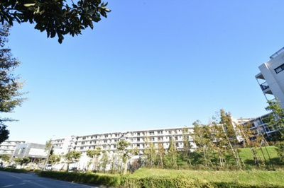 【外観】 | レーベン横浜汐見台ソラノテ | 戸建て感覚を味わえるオープンポーチがポイントです。